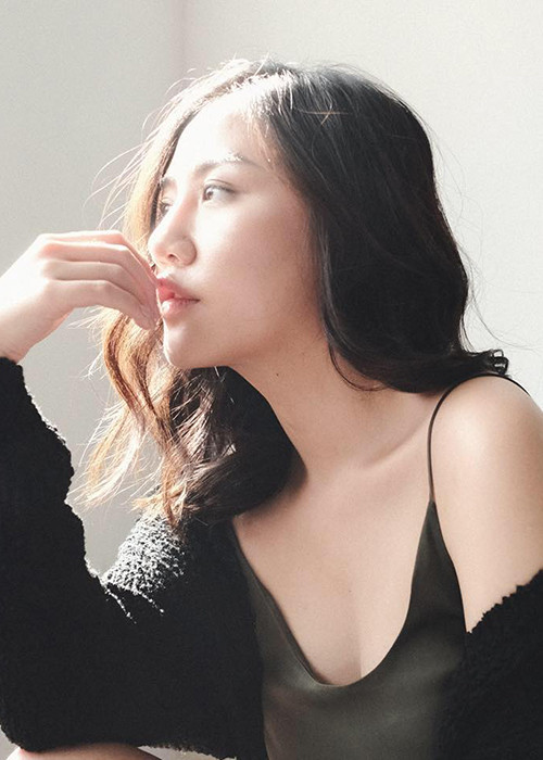 Văn Mai Hương phủ nhận tin đồn gọt mặt, độn cằm. Cô cho biết, gương mặt thon gọn hơn nhờ vào trang điểm, góc chụp và giảm cân.