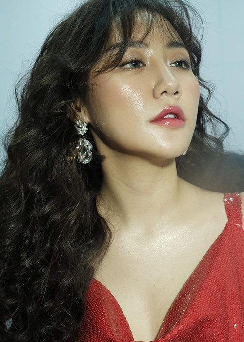 Văn Mai Hương có đường tình duyên lận đận trước khi khoe giấy chứng nhận kết hôn.