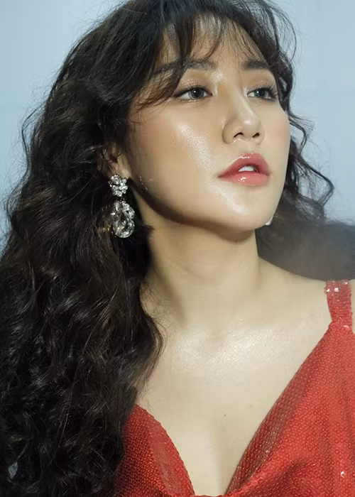 Văn Mai Hương có đường tình duyên lận đận trước khi khoe giấy chứng nhận kết hôn.