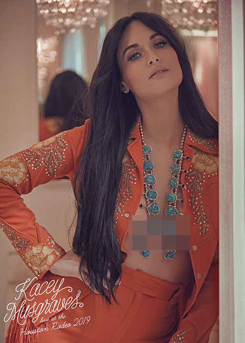 Kacey hiếm khi mặc phản cảm khiến khán giả nhức mắt như khi diện áo dài.