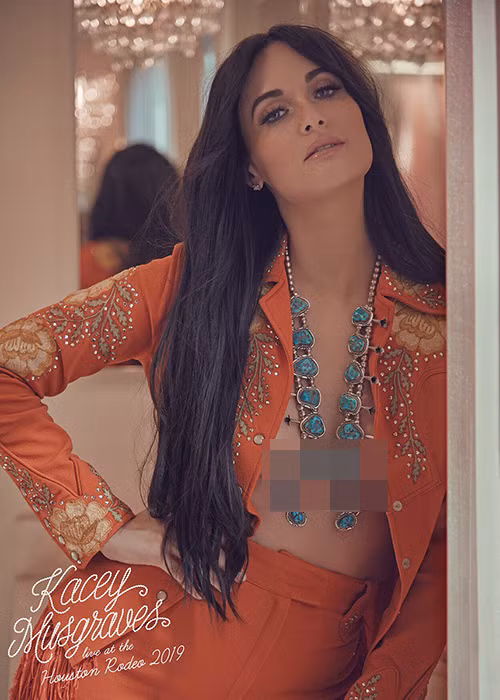 Kacey hiếm khi mặc phản cảm khiến khán giả nhức mắt như khi diện áo dài.