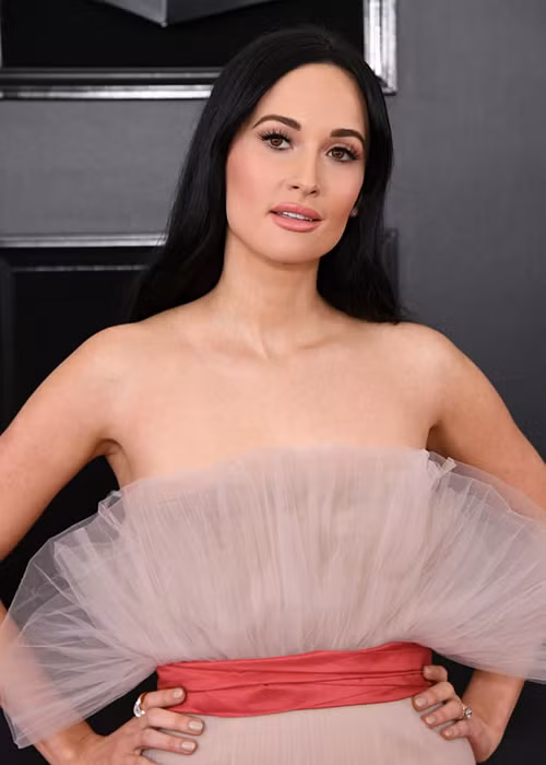 Trước khi dính scandal mặc áo dài không quần, Kacey có đời tư khá "sạch sẽ".