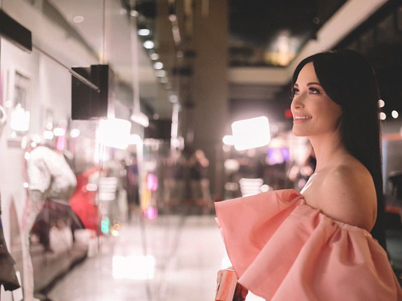 Nếu như không vướng ồn ào mặc áo dài không quần, Kacey sẽ không đánh mất hình ảnh trong mắt khán giả Việt Nam.