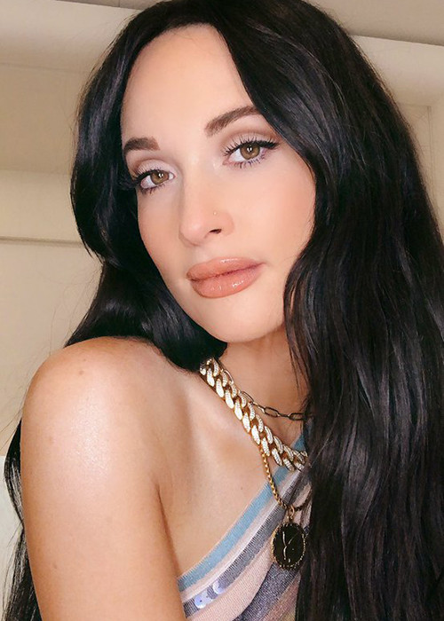 Kacey hiện đã gỡ loạt ảnh mặc áo dài song vẫn bị chỉ trích vì khán giả Việt thực sự mong chờ một lời xin lỗi từ cô.