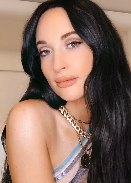 Kacey hiện đã gỡ loạt ảnh mặc áo dài song vẫn bị chỉ trích vì khán giả Việt thực sự mong chờ một lời xin lỗi từ cô.