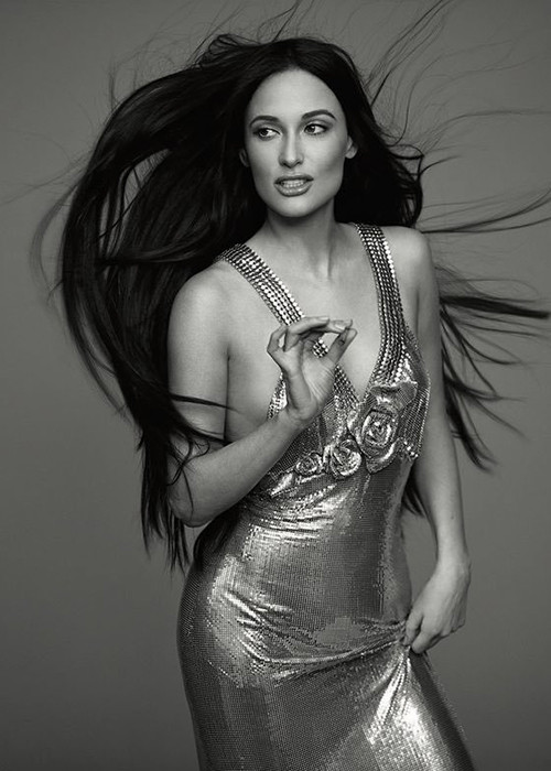 Kacey sở hữu vóc dáng gợi cảm, gương mặt xinh đẹp.