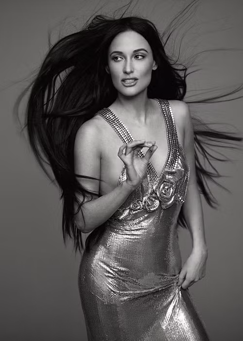 Kacey sở hữu vóc dáng gợi cảm, gương mặt xinh đẹp.