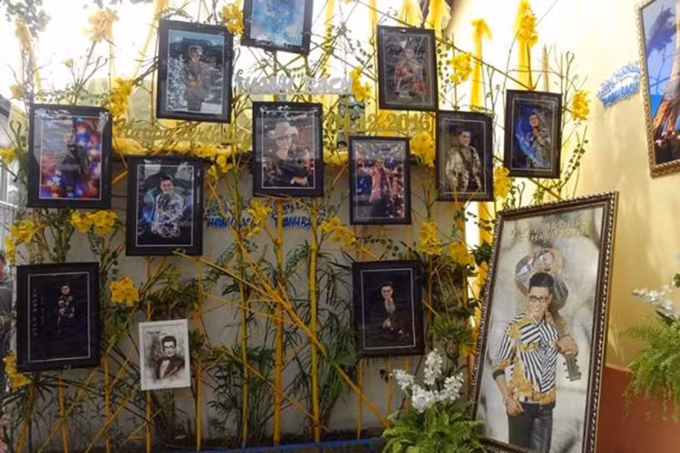 Bà trùm trung tâm Thúy Nga Paris By Night hết mực chiều chuộng MC Thanh Bạch. Bà từng tự tay tổ chức sinh nhật cho Thanh Bạch rất chu đáo. Ảnh: Một thế giới