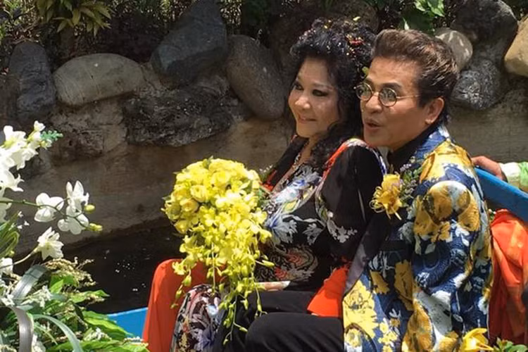 Bà cùng chồng cũ của nghệ sĩ Xuân Hương từng làm đám cưới nghệ thuật tại biệt thự vườn. Ảnh: FBNV