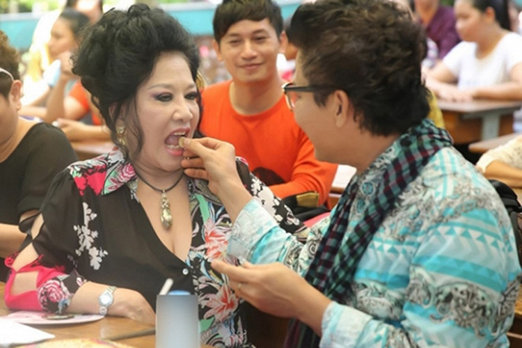 Bất chấp những dị nghị, bà trùm trung tâm Thúy Nga Paris by Night vẫn gắn bó với Thanh Bạch. Ảnh: Dân Việt