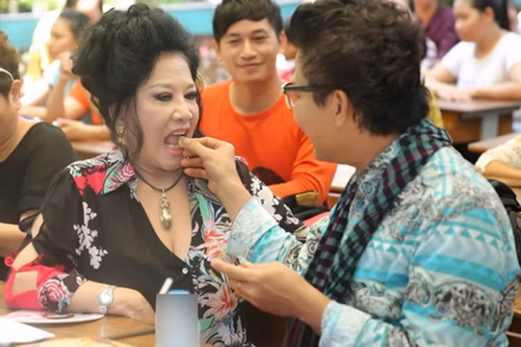 Bất chấp những dị nghị, bà trùm trung tâm Thúy Nga Paris by Night vẫn gắn bó với Thanh Bạch. Ảnh: Dân Việt