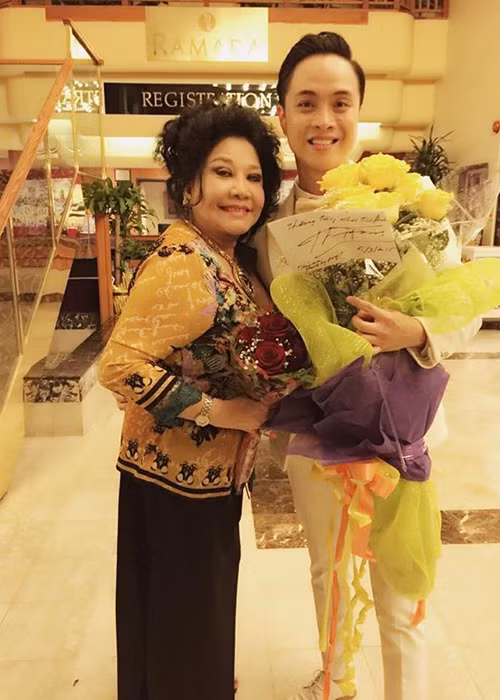 Bà Thúy Nga rất kín tiếng. Trên Một thế giới, bà thừa nhận ngày xưa bà khó tính, không cho ai chụp hình, người ta chỉ thấy bà trên các video Thúy Nga Paris By Night. Ảnh: Em Đẹp