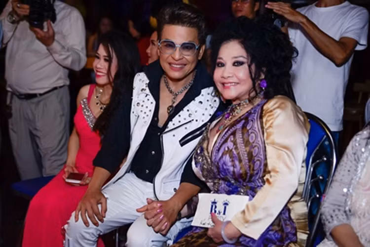 Khi nói chuyện với Thanh Bạch, bà Thúy Nga gọi "mình", xưng "em". Còn Thanh Bạch gọi "vợ" là "Thúy", cái tên chỉ có người nhà mới gọi. Ảnh: Dân Việt