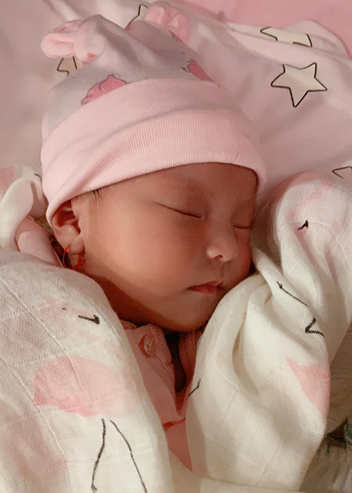 Con gái của Lê Phương và Trung Kiên có hai má bụ bẫm, chiếc miệng chúm chím, mũi cao.