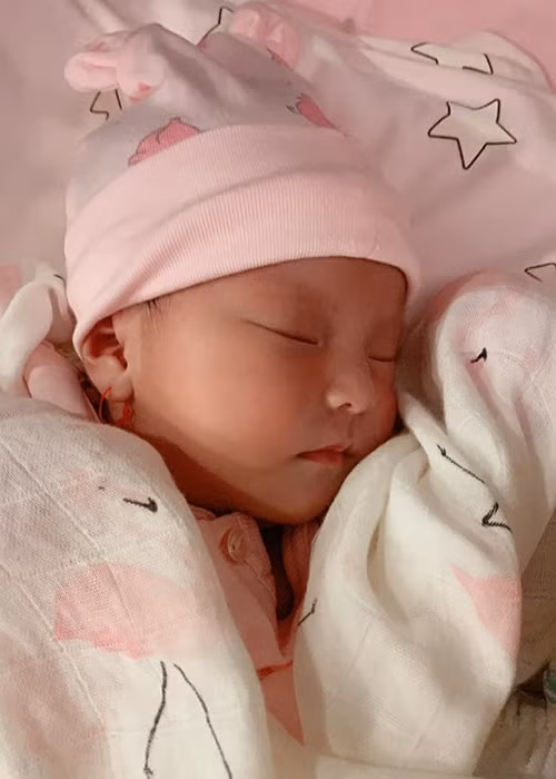 Con gái của Lê Phương và Trung Kiên có hai má bụ bẫm, chiếc miệng chúm chím, mũi cao.