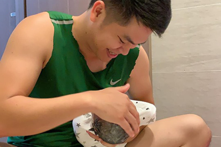 Diễn viên Lê Phương vừa đăng tải trên trang cá nhân loạt ảnh ông xã chăm sóc con gái hơn 1 tháng tuổi.