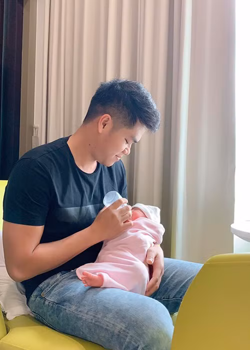 Nam ca sĩ vừa đi làm vừa phụ vợ lo cho con nhỏ.