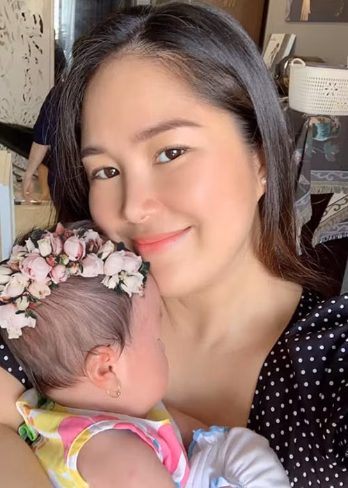 Lê Phương vẫn chưa lấy lại được vóc dáng sau hơn 1 tháng sinh con.