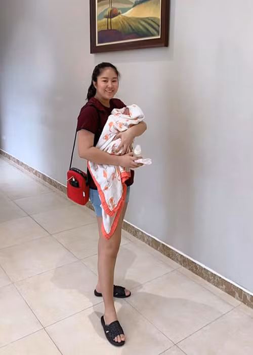 Nữ diễn viên trông mũm mĩm nhưng vẫn rạng rỡ.