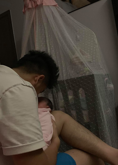 Vì mải chăm sóc vợ con, Trung Kiên thậm chí không phát hiện rằng anh mặc áo trái.