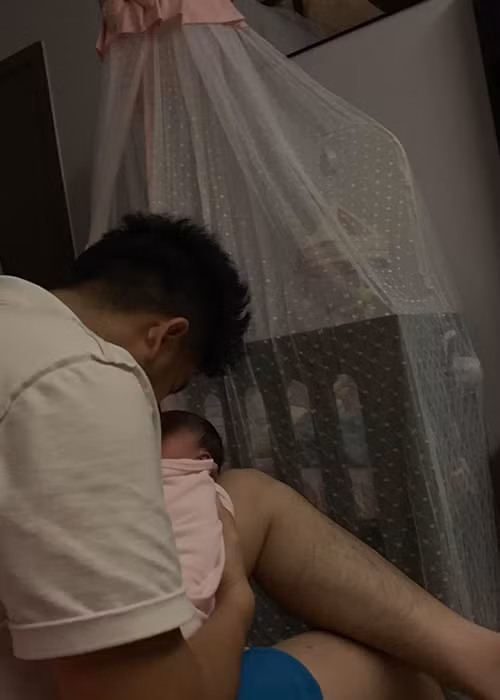 Vì mải chăm sóc vợ con, Trung Kiên thậm chí không phát hiện rằng anh mặc áo trái.