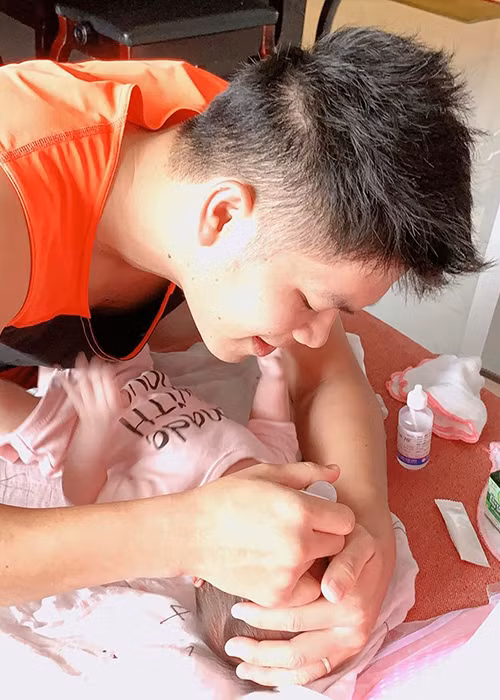 Chồng trẻ của Lê Phương được khen xứng danh ông bố bỉm sữa vì khéo léo chăm con.