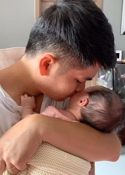 Lê Phương cảm thấy phát hờn trước việc ông xã cưng chiều con.