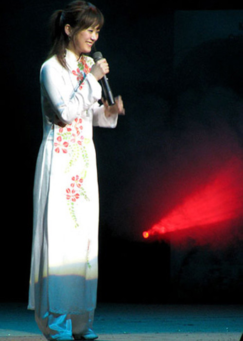 Trái với hình ảnh nữ ca sĩ Mỹ mặc áo dài không quần phản cảm, cô gái này được khen ngợi vì đẹp nền nã. Ảnh: Yan