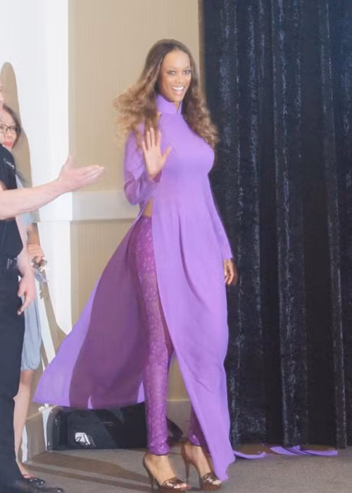 Siêu mẫu Tyra Banks thỏa ao ước được khi diện áo dài cách điệu, thướt tha. Ảnh: Thể thao văn hóa