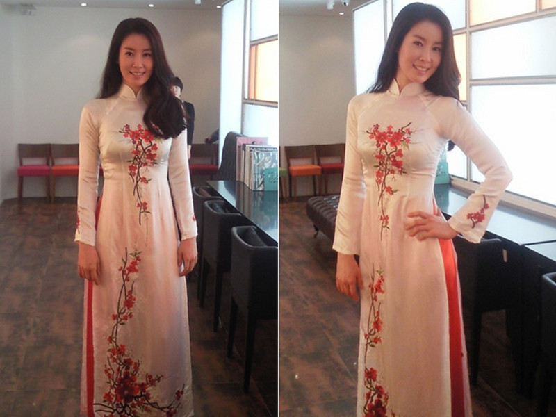 Nữ diễn viên Hàn Quốc Lee Tae Ran đẹp đằm thắm khi khoác lên mình chiếc áo dài Việt Nam.