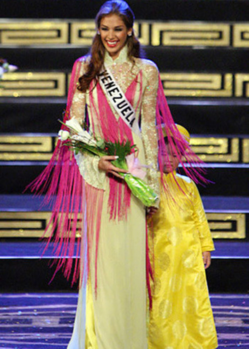 Tại cuộc thi Hoa hậu Hoàn vũ Thế giới 2008 tổ chức tại Việt Nam, Dayana Mendoza đoạt danh hiệu "Duyên dáng áo dài Việt Nam" . Ảnh: Khỏe và đẹp