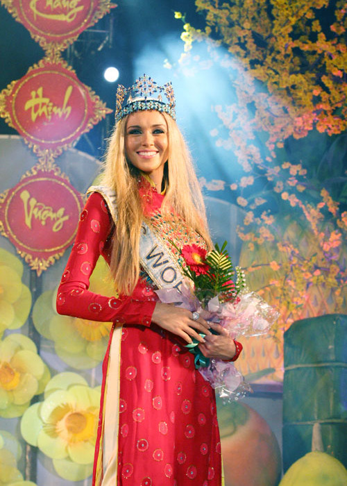 Chọn trang phục áo dài Việt Nam giống Kacey Musgraves nhưng Hoa hậu Thế giới 2008 Ksenia Sukhinova lại được khen vì vẻ dịu dàng, nét đẹp bình dị và gần gũi. Ảnh: Vietnamnet