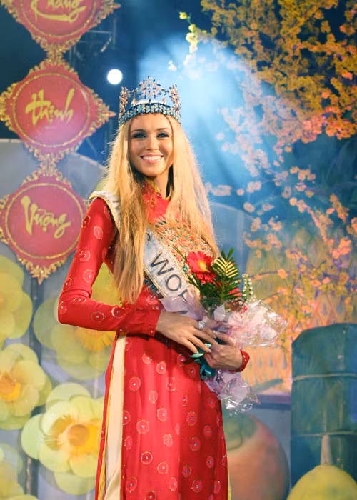 Chọn trang phục áo dài Việt Nam giống Kacey Musgraves nhưng Hoa hậu Thế giới 2008 Ksenia Sukhinova lại được khen vì vẻ dịu dàng, nét đẹp bình dị và gần gũi. Ảnh: Vietnamnet