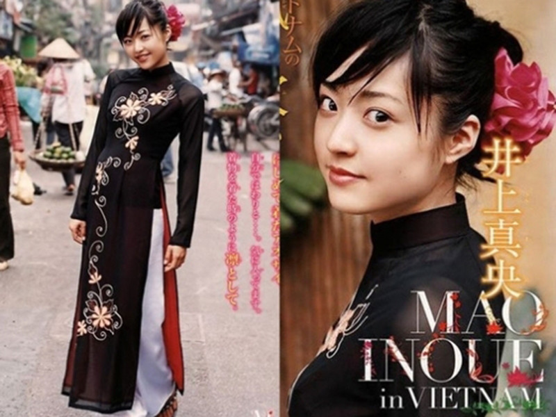 Nữ diễn viên người Nhật Inoue Mao hút mọi ánh nhìn trong trang phục áo dài dạo phố cổ ở Hà Nội. Ảnh: Yan