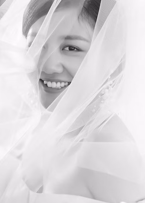 Khi khoe giấy chứng nhận kết hôn, Văn Mai Hương nhận được lời chúc mừng từ nhiều đồng nghiệp vì tưởng rằng cô sắp lên xe hoa.