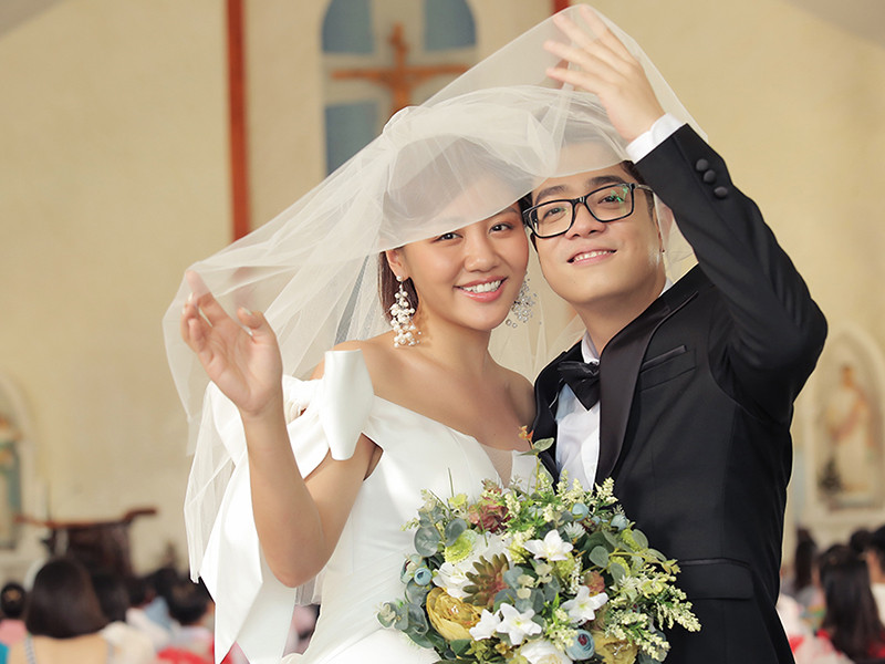 Cả hai hóa cô dâu, chú rể trong MV mới mang tên “Nghe nói anh sắp kết hôn”.