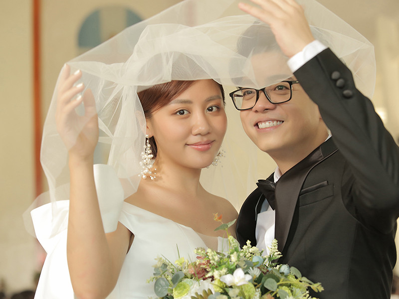 Hồi cuối tháng 9, Bùi Anh Tuấn và Văn Mai Hương từng lộ hình ảnh hậu trường đóng MV.