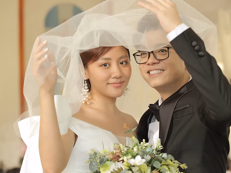 Hồi cuối tháng 9, Bùi Anh Tuấn và Văn Mai Hương từng lộ hình ảnh hậu trường đóng MV.