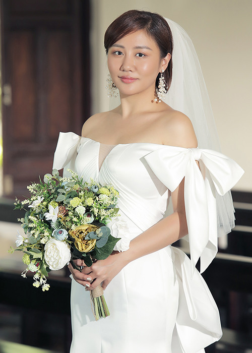 Có tin đồn Văn Mai Hương kết hôn, chú rể là nam ca sĩ Bùi Anh Tuấn.