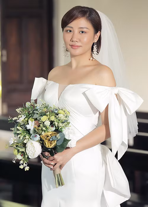 Có tin đồn Văn Mai Hương kết hôn, chú rể là nam ca sĩ Bùi Anh Tuấn.