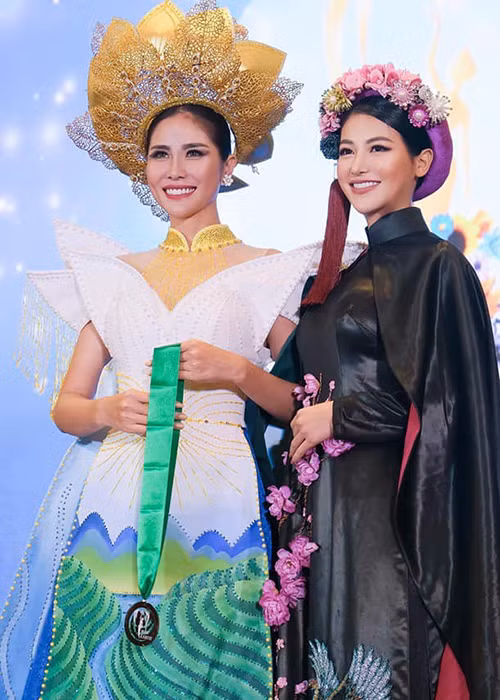 Á hậu Hoàng Hạnh được đương kim Hoa hậu Trái đất 2019 trao giải đồng.