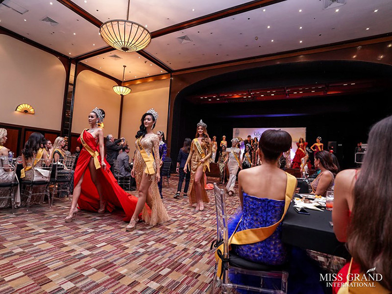 Đại diện Việt Nam lộ chân to và ngắn trong show diễn. Nhiều fan cho rằng Kiều Loan bị nhiếp ảnh gia "dìm hàng".