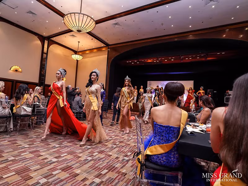 Đại diện Việt Nam lộ chân to và ngắn trong show diễn. Nhiều fan cho rằng Kiều Loan bị nhiếp ảnh gia "dìm hàng".