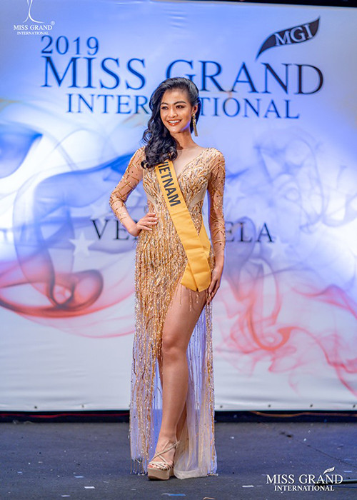 Kiều Loan mới đây là một trong số 21 thí sinh có mặt trong show thời trang giới thiệu vương miện.