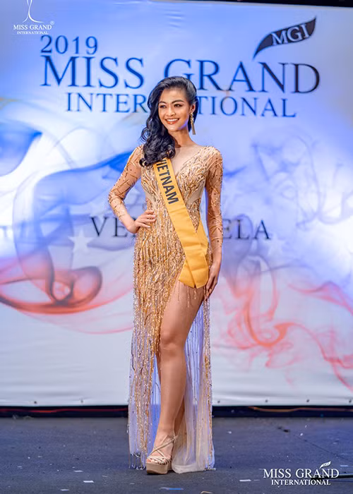 Kiều Loan mới đây là một trong số 21 thí sinh có mặt trong show thời trang giới thiệu vương miện.