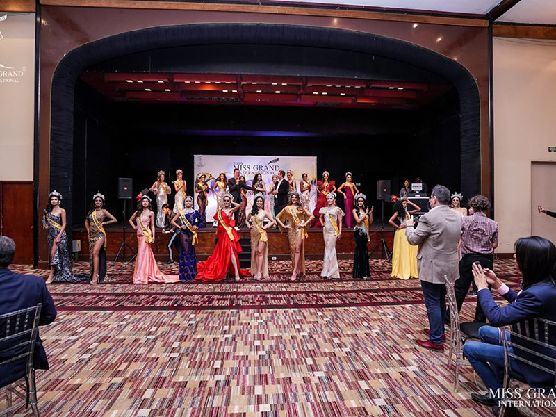 Kiều Loan tiếp tục được ưu ái đứng giữa khung hình ở cuối buổi trình diễn.