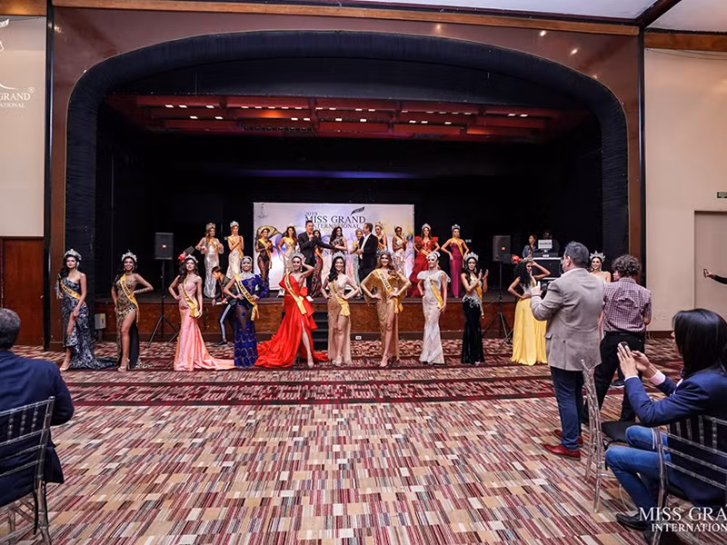 Kiều Loan tiếp tục được ưu ái đứng giữa khung hình ở cuối buổi trình diễn.