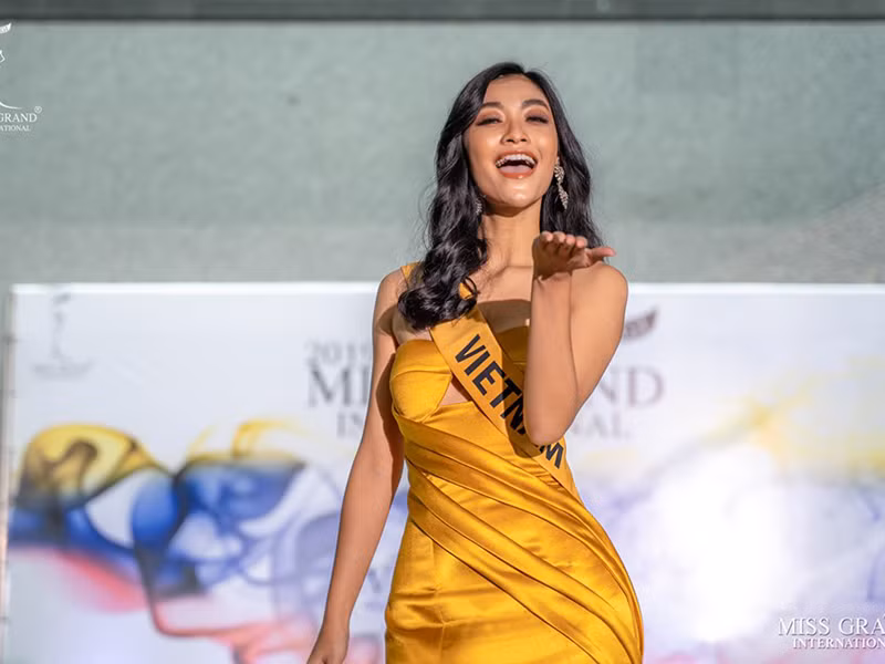 Màn catwalk của Kiều Loan được khen ngợi uyển chuyển.