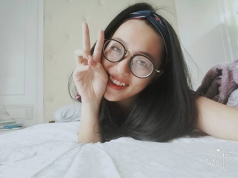 "Hân sinh năm 1994 nhưng ngoan và hiểu chuyện. Điều khiến tôi yêu bạn gái chính là sự hiếu thảo. Lúc mẹ tôi lên TP HCM chữa bệnh, nhìn cách Hân quan tâm, chăm sóc mẹ, tôi đã rất xúc động", nam diễn viên chia sẻ về bạn gái trên Zing.