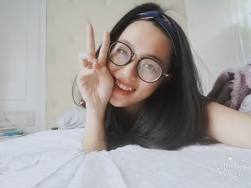 "Hân sinh năm 1994 nhưng ngoan và hiểu chuyện. Điều khiến tôi yêu bạn gái chính là sự hiếu thảo. Lúc mẹ tôi lên TP HCM chữa bệnh, nhìn cách Hân quan tâm, chăm sóc mẹ, tôi đã rất xúc động", nam diễn viên chia sẻ về bạn gái trên Zing.